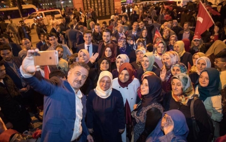 Gaziosmanpaşa'da coşkulu "evet" kutlaması geç saatlere kadar sürdü.Coşkulu kutlamalara AK