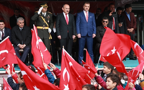 Cumhuriyet'in kuruluşunun 93'üncü yılı Gaziosmanpaşa’da coşkuyla kutlandı. Gaziosmanpaşa meydanında başlayan