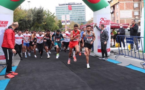 Gaziosmanpaşa’da Cumhuriyet Koşusu Heyecana Sahne Oldu Gaziosmanpaşa Belediyesi tarafından düzenlenen Cumhuriyet Koşusu'nda 800 spor tutkunu birincilik