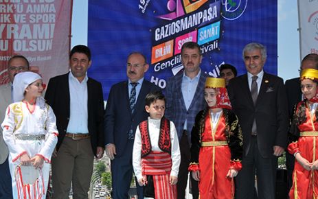 Yüzlerce gencin aynı anda spor yapması seyrine doyulmaz bir görüntü