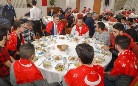 Gaziosmanpaşa Belediyesi'nin organize ettiği asker uğurlama gecesinde duygulu anlar yaşandı.