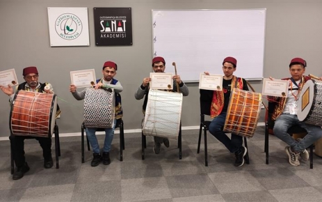 Gaziosmanpaşa'da Ramazan davulcuları, eğitimlerin ardından sertifikalarını aldı. Davulcular, Ramazan boyunca