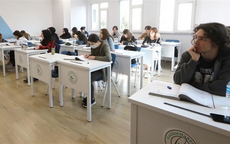 Gaziosmanpaşa Belediyesi, gençlere bilim, sanat ve eğitim faaliyetlerini sürdürüyor. 