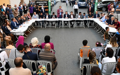 Gaziosmanpaşa Belediye Başkanı Hasan Tahsin Usta,Gaziosmanpaşalıları dinliyor.