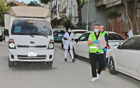 Gaziosmanpaşa Belediyesi’nin muhtarlıklar üzerinden dağıttığı ücretsiz ekmek fişi ile vatandaşlar,