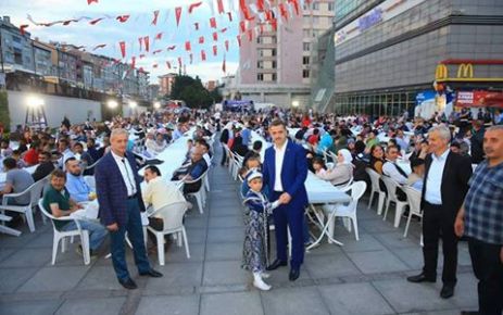 Gaziosmanpaşa’da ilk iftar Merkez Mahallesinde yapıldı Gaziosmanpaşa Belediyesi, 16 Mahallede Düzenlediği Sokak İftarlarını Merkez Mahallesinden
