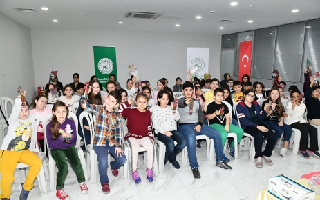 Gaziosmanpaşalı çocukları geleneksel gölge oyunu Karagöz ile buluştu.