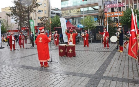 Gaziosmanpaşa Belediyesi, İstanbul'un Fethi'nin 568. yıl dönümünde caddelerde Mehteran Gösterisi