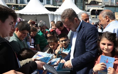 Gaziosmanpaşa Belediye Başkanı Hasan Tahsin Usta, kitap imzalayarak çocuklara hediye
