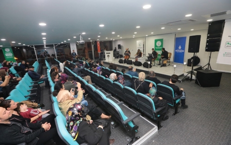 Burcu Karadağ, Gaziosmanpaşa Kültür ve Sanat Merkezi’nde konser verdi.