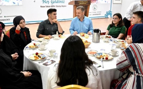 Gaziosmanpaşa Belediyesi, okul birincisi olan 37 lise öğrencisini, Bosna Hersek