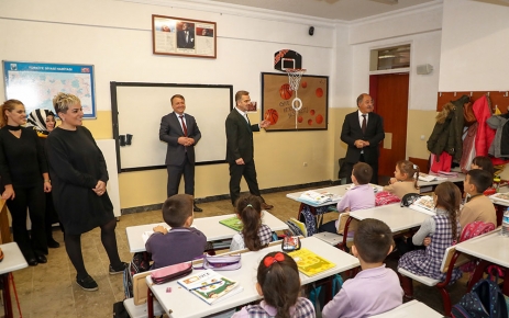 Gaziosmanpaşa Belediye Başkanı Hasan Tahsin Usta, öğrencilere matematiği basketbol sporuyla