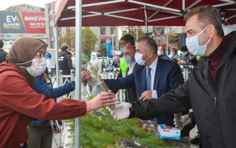Gaziosmanpaşa Belediye Başkanı Hasan Tahsin Usta, Milli Ağaçlandırma Günü’nde öğrencilerle