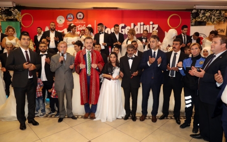 Gaziosmanpaşa Belediyesi tarafından resmi nikahı bulunmayıp birlikte yaşayan 42 çift