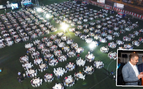 Gaziosmanpaşa'da eğitim gören binlerce öğrenci hep birlikte yapılan iftarın ardından