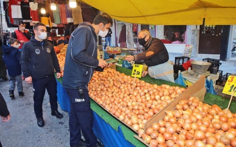 Gaziosmanpaşa’da semt pazarlarında Hayat Eve Sığar (HES) kodu uygulaması başladı.