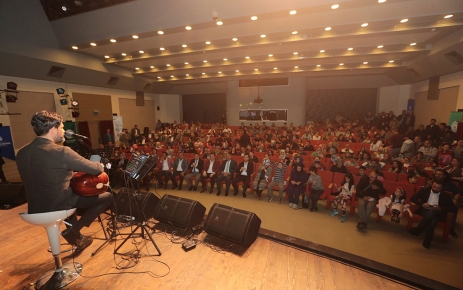 Kültür-Sanat Etkinlikleri kapsamında Uğur Işılak, Gaziosmanpaşa'da konser verdi. Katılımın yoğun