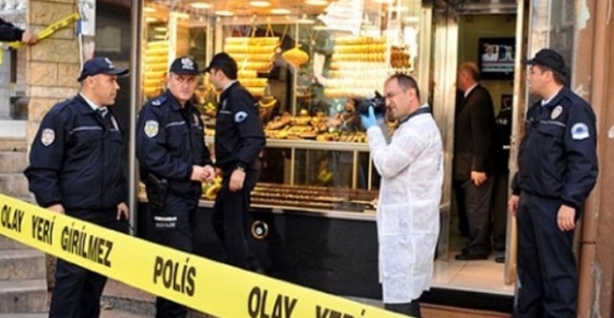 Gaziosmanpaşada Şüpheli Soygun Yıldıztabya mahallesinde demir kesme makasıyla kepenklerini keserek bir kuyumcuya giren