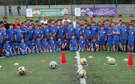 Gaziosmanpaşa Belediyesi, öğrencilere spor sevgisi aşılıyor.