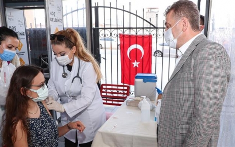 Gaziosmanpaşa Belediyesi ilçede aşı seferberliği başlatıldı. Kurulan aşı uygulama noktasında
