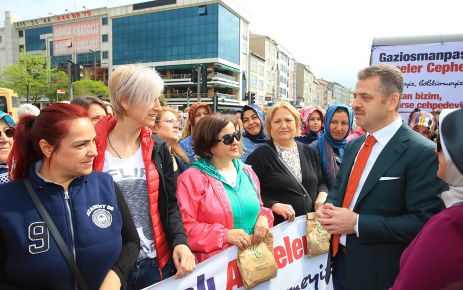 Gaziosmanpaşa’da içlerinde şehit annelerinin de bulunduğu kadınlar, askerlere moral vermek