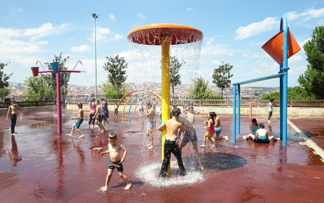 Gaziosmanpaşa Belediyesi, Çocuklar için  su parkları açmaya devam ediyor.