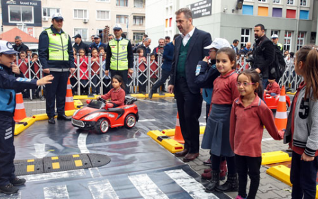 Gaziosmanpaşa Belediyesi'nin yetkilileri, Gaziosmanpaşalı çocuklara trafik kuralları  ile ilgili