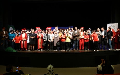 Gaziosmanpaşa Belediye Başkanı Hasan Tahsin Usta ve engelli öğrenciler birlikte