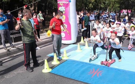 Gaziosmanpaşa'da düzenlenen paten, kaykay, scooter yarışmalarına katılan çocuklar ve gençler