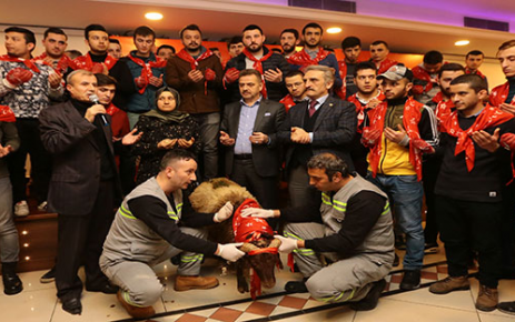 Gaziosmanpaşa Belediyesi vatani görevlerini yapacak gençlere, kınalı koçla uğurlama töreni