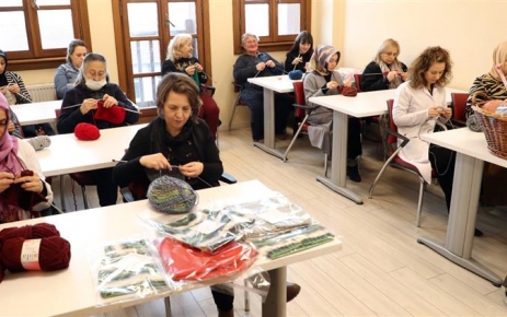 Gaziosmanpaşa Belediyesinin Sanat Merkezi'nde eğitim gören kadın kursiyerler, ilçedeki gönüllülerle