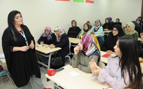 Gaziosmanpaşa Belediyesi’nin kadınlara düzenlediği Nezaket ve Zarafet Eğitim Kursları sürüyor.
