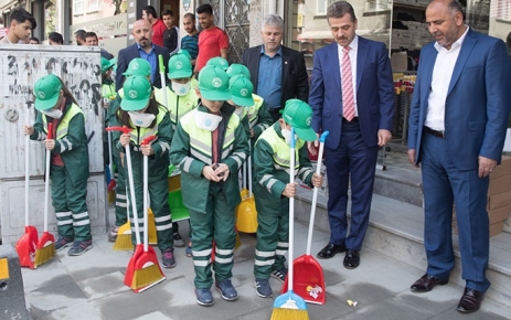 Temiz bir çevre konusunda duyarlılık oluşturmak isteyen Gaziosmanpaşalı minikler Laleli
