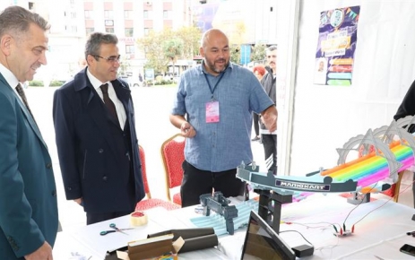 Gaziosmanpaşa Belediyesinin testek verdiği öğrenciler, çeşitli atölyelerde bilimsel ve sanatsal