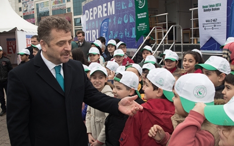 Gaziosmanpaşa Belediye Başkanı Hasan Tahsin Usta,deprem tatbikatına katılan öğrencilere simit