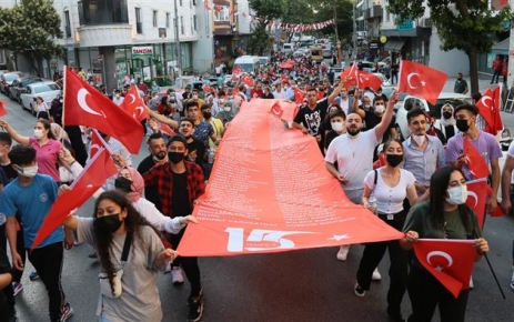 Gaziosmanpaşa'da halk  7'den 70'e 15 Temmuz'un yıldönümünde sokaklardaydı.
