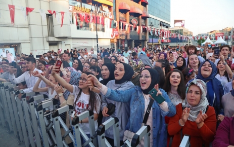 Gaziosmanpaşa Belediyesi’nin düzenlediği Yaza Merhaba Konserleri’nde Gaziosmanpaşalılardan çoşkulu katılım.