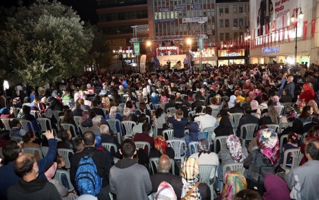 Nihat Hatipoğlu, Mevlid Kandili dolayısıyla düzenlenen programda Gaziosmanpaşalılarla buluştu.