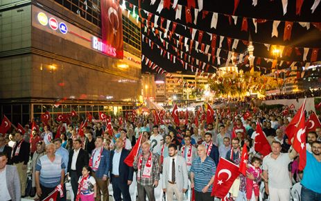 Gaziosmanpaşa Belediyesi tarafından kurulan dev ekranda milli maçı izleyen vatandaşlar,