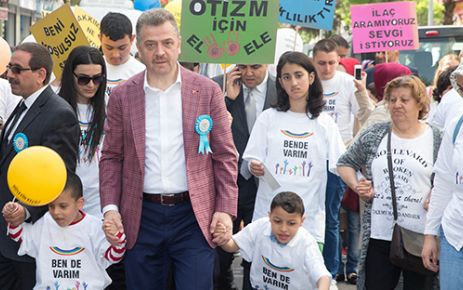 Gaziosmanpaşalılar otistik çocuklar için yürüdü Gaziosmanpaşa Belediye Başkanı Hasan Tahsin Usta, otistik çocuklara yönelik olarak