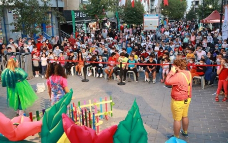 Gaziosmanpaşa Belediyesi Sanat Akademisi, 16 mahallenin tamamında düzenlediği konser, tiyatro,