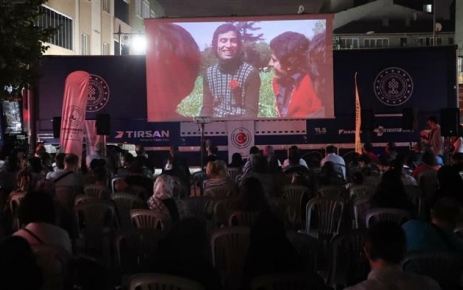 Gaziosmanpaşa'da düzenlenen "Gezici Sinema Günleri" ile vatandaşlar, ailece yıldızların altında