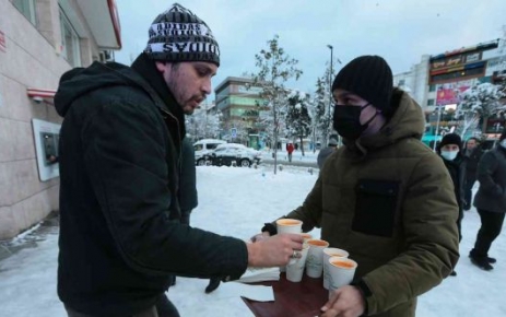 Gaziosmanpaşa Belediyesi işe giden ve yolda kalan herkese sıcak çorba,