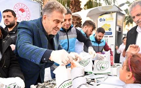 Belediye Başkanı Hasan Tahsin Usta tarafından vatandaşlara tonlarca istavrit ikram