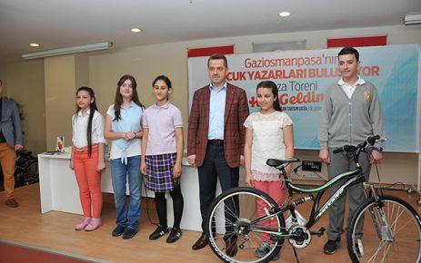 Gaziosmanpaşa Belediyesi’nin destekleriyle yazıları kitap haline gelen Çocuk Yazarlar, düzenlenen