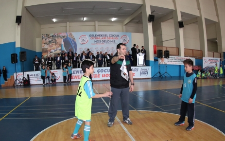 Gaziosmanpaşa’daki Geleneksel Çocuk Oyunları Şenliği renkli görüntüler oluşturdu.