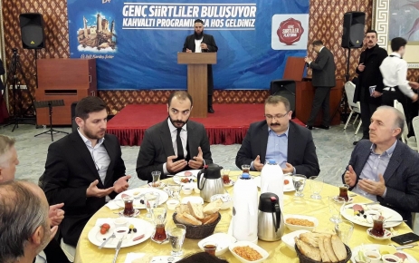 İstanbul Milletvekili Aziz Babuşcu,Genç Siirtliler Platformu'nun Paşa Köşkünde yapılan kahvaltılı