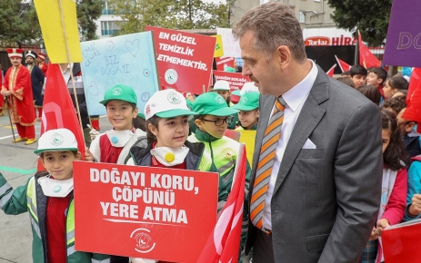 Gaziosmanpaşalı Minik Temizlik Elçileri, ellerine aldıkları süpürge ve faraşla ilçenin