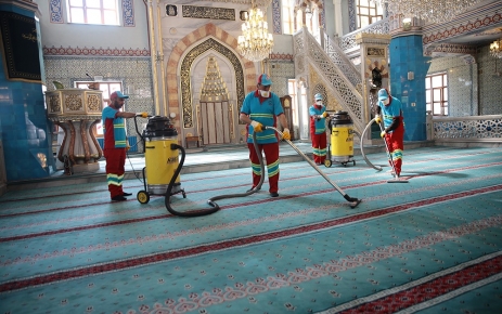 Gaziosmanpaşa Belediyesi Camiileri gül suyu ile temizleterek, teravih namazlarına hazır