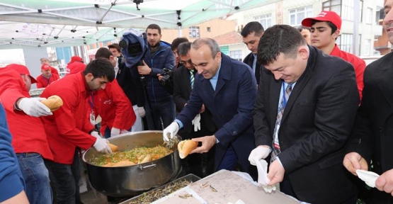 Arnavutköy Belediyesi tarafından düzenlenen 1’nci Hamsi Festivali’nde vatandaşlara 2 ton